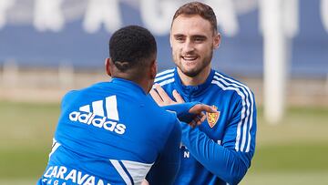 Lasure y Quinteros, de espaldas, durante un entrenamiento del Real Zaragoza.