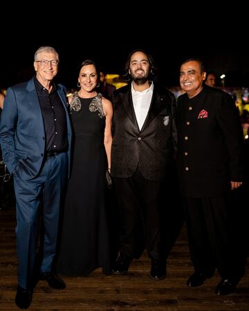Bill Gates, su pareja Paula Hurd, Anant Ambani, hijo de Mukesh Ambani, presidente de Reliance Industries, y Mukesh posan para una fotografía durante las celebraciones previas a la boda. 