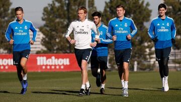 Marcos Llorente, Mallo (preparador), Asensio, Kroos, Courtois y Bale, ayer en Valdebebas