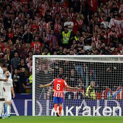 El Atlético expulsa a una persona identificada en el lanzamiento de objetos