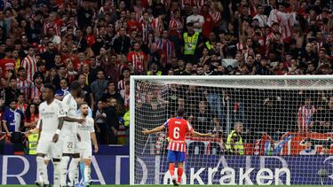 Koke pide a los aficionados que no lancen objetos sobre Courtois antes de que detengan el partido.