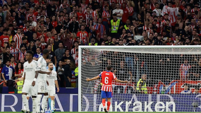 El Atlético expulsa a la persona identificada en el lanzamiento de objetos