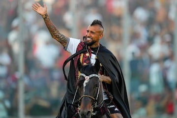 Al estilo 'Rey Arturo'. As赤 fue presentado Vidal en su presentaci車n como nuevo jugador del Colo-Colo en el Estadio Monumental lleno. Lleg車 en helic車ptero al estadio situado en Santiago de Chile para despu谷s para despu谷s cabalgar con un atuendo de rey.