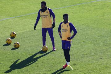 Vinicius J¨²nior y Rodrygo Goes durante el entrenamiento en el Estadio Alfredo Di St¨¦fano.