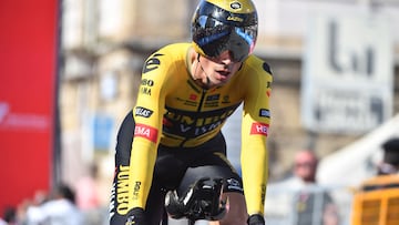 Primoz Roglic concluye la contrarreloj inaugural del Giro 2023.