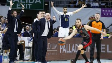 Sergio Rodr&iacute;guez, con Laso y Mejri al fondo.