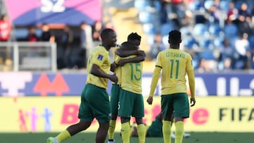 AMDEP5439. RANCAGUA (CHILE), 05/10/2025.- Jugadores de Sudáfrica celebran este domingo, al finalizar un partido del grupo E de la Copa Mundial Sub-20 entre Sudáfrica y Estados Unidos en el estadio Codelco El Teniente en Rancagua (Chile). EFE/ Ailen Díaz