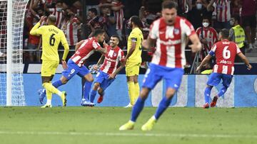 Los jugadores del Atlético celebran el gol de Suárez ante el Villarreal.