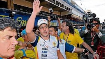 <b>ACLAMADO. </b>Los aficionados siguen mostrando todo su apoyo a Fernando Alonso... y él corresponde.