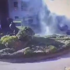 El momento en el que un taxi explota en la puerta de un hospital en Liverpool