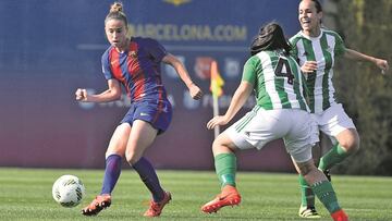 Bárbara LaTorre da un pase ante la mirada de la defensa bética.