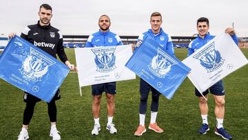 Cuéllar, Braithwaite, Tarín y Bustinza posan con algunas de las 12.000 banderas que serán repartidas antes del inicio del partido.