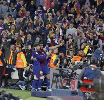 2-1. Messi celebró el segundo gol con Luis Suárez.