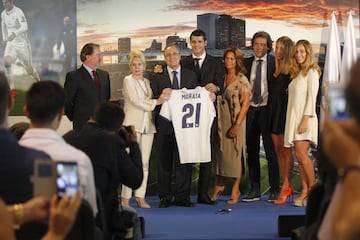 Álvaro Morata junto a su familia.