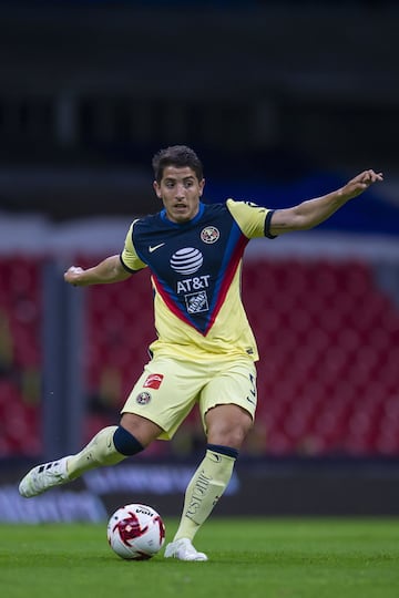 El volante de recuperación argentino regresó a Villarreal tras su paso por el futbol mexicano con el Club América. Cáseres disputó 26 partidos con la playera azulcrema, pero no pudo consolidarse como el bastión en la mitad de la cancha.