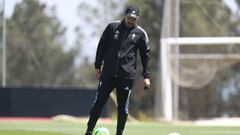 El entrenador argentino Eduardo Coudet, con un bal&oacute;n, durante un entrenamiento del Celta en la ciudad deportiva del club celeste.