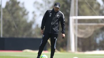 El entrenador argentino Eduardo Coudet, con un balón, durante un entrenamiento del Celta en la ciudad deportiva del club celeste.