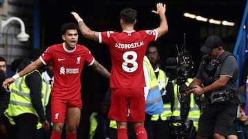 Szoboszlai y Luis Diaz celebran un gol