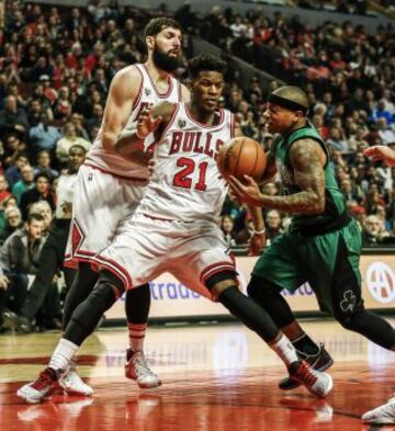 Isaiah Thomas ante Jimmy Butler y Nikola Mirotic.