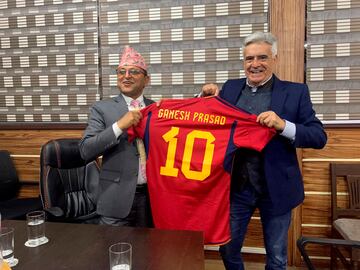 El presidente del Senado recibe una camiseta de España, como regalo del Cacereño, ya en Nepal. 