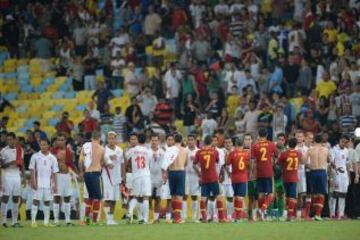 Ambos equipos se saludan tras la finalización del encuentro.