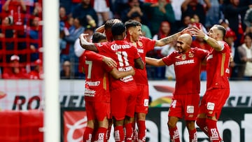 MEX8723. TOLUCA (MÉXICO), 26/07/2025.- Jugadores de Toluca celebran un gol este sábado, durante un partido de la Liga MX entre Toluca y Tigres en el estadio Nemesio Diez en Toluca (México). EFE/ Felipe Gutiérrez
