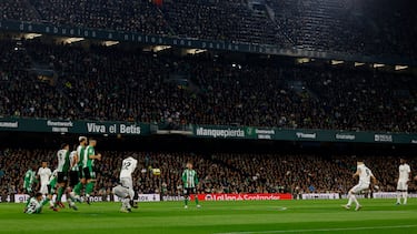 El árbitro Soto Grado, tras revisar en el VAR el lanzamiento de Karim Benzema, anula el tanto por tocar el balón en la mano de Antonio Rüdiger.