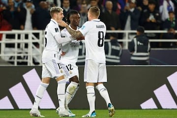 El centrocampista uruguayo del Real Madrid Federico Valverde celebra con el centrocampista francés del Real Madrid Eduardo Camavinga y el centrocampista alemán del Real Madrid Toni Kroos después de marcar el cuarto gol del equipo durante la final de la Copa Mundial de Clubes.