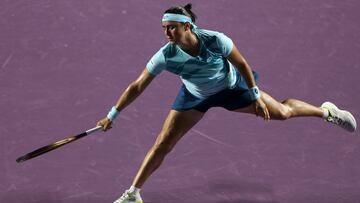 La tenista tunecina Ons Jabeur, durante su partido ante la Checa Markéta Vondrousova en las WTA Finals de Cancún.