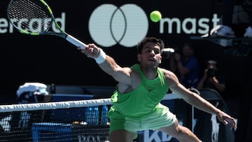 Carlos Alcaraz, durante su partido contra Corentin Mouteten el Open de Australia.