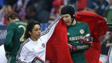 Petr Cech se retira lesionado.