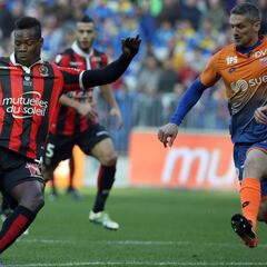 Balotelli fortalece el liderato del Niza con un doblete