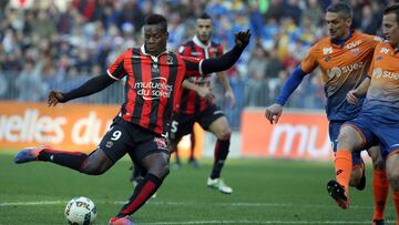 Balotelli fortalece el liderato del Niza con un doblete