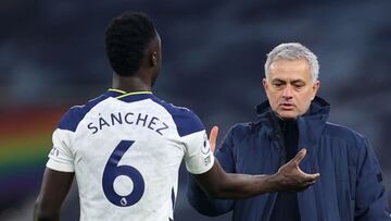 Davinson Sánchez y José Mourinho en un partido del Tottenham
