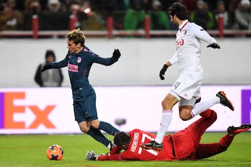 Anton Kochenkov hace penalti Antoine Griezmann.