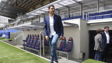 Míchel afronta la complicada misión de gestionar su Huesca