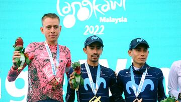 Los ciclistas del Movistar Iván Sosa y Einer Rubio, junto a Hugh Carthy en el podio de la tercera etapa del Tour de Langkawi.