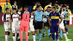 Argentina&#039;s Boca Juniors forward Ramon Abila (R) argues to Argentinian referee Facundo Tello (C) during their Argentina First Division 2020 Liga Profesional de Futbol tournament match against Lanus at La Bombonera stadium, in Buenos Aires, on November 20, 2020. (Photo by ALEJANDRO PAGNI / AFP)