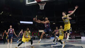 Wade Baldwin entra a canasta entre Devin Booker y Jan Vesely.