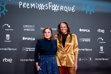 La actriz Carmen Morales (i) y la cantante Shaila Dúrcal (d) posan en la alfombra roja de la 31 edición de los Premios José María Forqué.