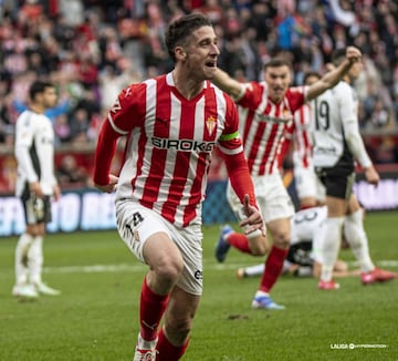 Con la sangre fra de un autntico delantero centro. As marc Olaetxea su segundo gol de la temporada. Un tanto que sirvi para iniciar el camino de la victoria del Sporting, frente al Burgos. El vizcano control un baln con pierna izquierda, dentro del rea, y marc con pierna derecha, pegadita al palo.