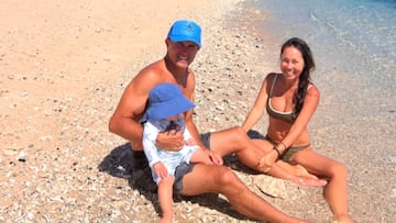 Kelly Slater, Kalani Miller y su hijo Tao en la playa