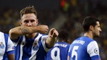 Miguel Lay&uacute;n celebra su gol en la Champions League.