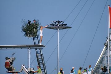 En el mango, aparece la inscripción 'Spiele der XX Olympiad München 1972' y los anillos olímpicos. En una plataforma situada en la base del tubo de combustión se encuentra el emblema de los Juegos. Es de color plateado, está hecha a partir de metal y acero y mide 72 centímetros.  