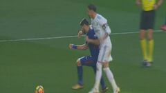 Le perdonaron la roja a Sergio Ramos por esta falta sobre Luis Suárez
