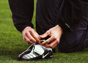 Botas que despiertan la nostalgia de muchas personas. Estas Nike Total 90 II se pod¨ªan ver en numerosos parques de toda la geograf¨ªa ya que cracks como Francesco Totti o Luis Figo las portaban y las convirtieron en una de las sensaciones del momento. Sus cordones ladeados nunca se olvidar¨¢n.