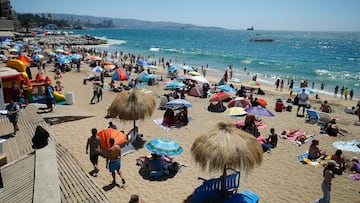 Vina del Mar, 01 de enero de 2024
Turistas durante el feriado del primero de enero en Playa Acapulco
Sebastian Cisternas/Aton Chile