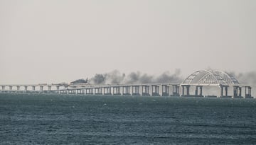 El Puente de Crimea es el más largo de Europa y uno de los más estratégicos del continente. La NAK, Comité Nacional Antiterrorista de Rusia, ha informado de una explosión de un camión la cual ha provocado el incendio de varios tanques.