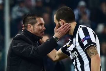 Saludo entre Simeone y Chiellini.