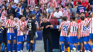 Simeone dando instrucciones durante el parón por hidratación en el primer tiempo.